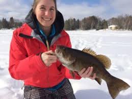 Ice Fishing - Guided & Sled Dog Kennel Visit (2-3h)